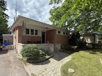Bright and spacious 2 bed, 1 bath unit available in a great Whitby location! ✨ $1800 + 30% utilities...