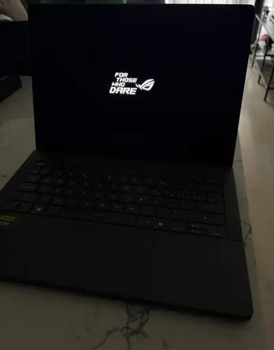 ASUS Zephyrus 14” (Gris Éclipse) – Comme neuf Portable très puissant, très peu utilisé et en excelle...