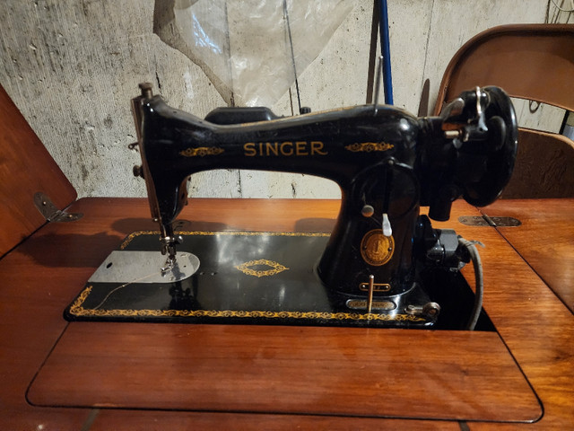 1954 15J SINGER SEWING MACHINE IN TABLE in Hobbies & Crafts in Vernon - Image 4