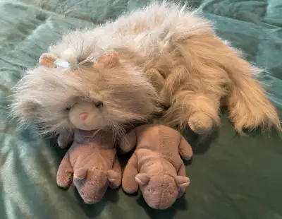 Vintage collectible Kit’n Meowing Kitties from 1991. Persian mother cat with two babies that fit ins...