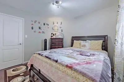 Room rent Hamilton Large Windows Bedroom