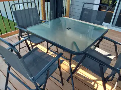 Table carré avec 4 chaises pour terrasse bonne condition