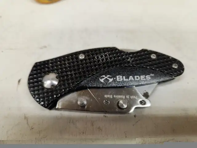 3 utility knives with extra blades, Straight and hook blades in Hand Tools in Belleville - Image 7