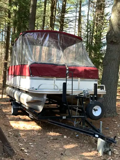 Ponton Fisher Freedom 180 en bonne état, Mercury 60 HP 2 temps, 18 pieds, capacité 7 personnes, remo...