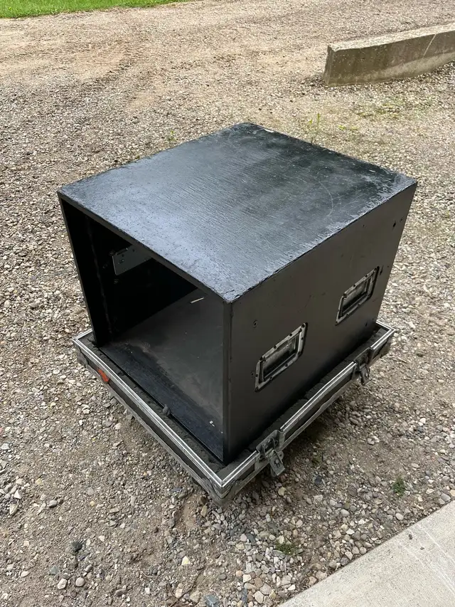 AR-14 Amp rack 11 space 18” H. in a foam case in Pro Audio & Recording Equipment in London - Image 5