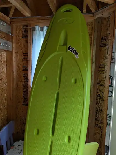 8 feet hard shell paddle board, purchased from Canadian Tire. Used a couple of times. Sell it cuz ki...