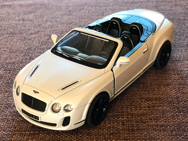 2010 Bentley White Toy Car Model 1/38 Scale Diecast dans Jouets et jeux  à Ville de Montréal