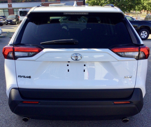 2021 TOYOTA RAV-4 XLE WHITE FULLY LOADED ALLOY POWER EVERYTHING in Cars & Trucks in City of Toronto - Image 3