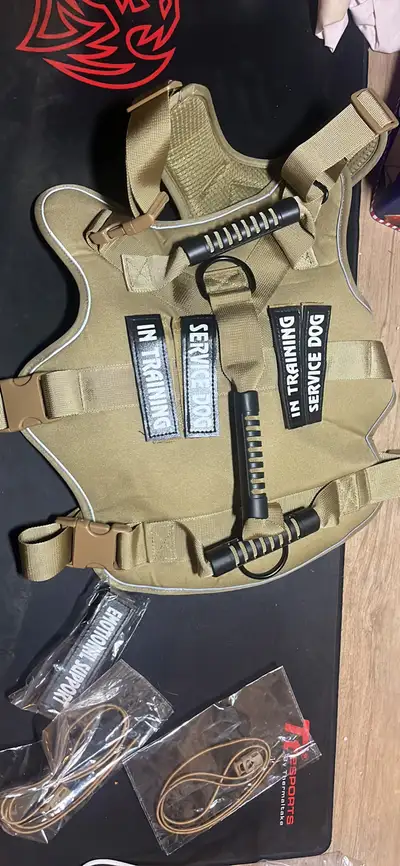 This khaki dog service vest is in excellent condition and comes with a variety of interchangeable pa...