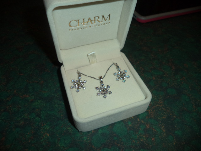 STERLING SILVER SNOWFLAKE NECKLACE AND EARRING SET WITH STONES in Jewellery & Watches in Stratford