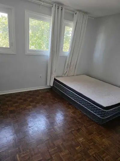 Large Rooms and Master bedroom for couple available on upper floor near Brampton Hospital/ professor...
