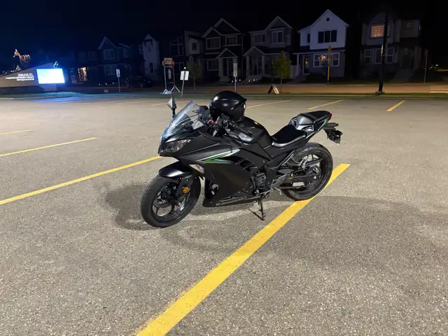 2017 Kawasaki Ninja 300 ABS in Sport Bikes in Edmonton - Image 2