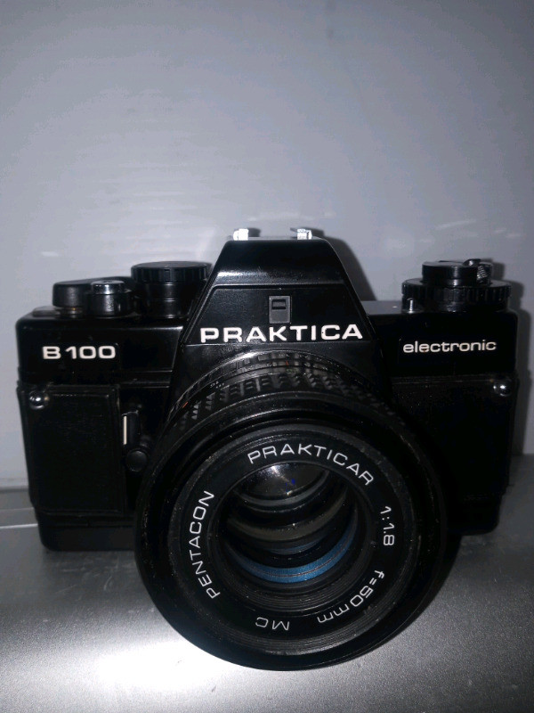 Praktica B100 Electronic SLR 35mm Film Camera W/50 &135mm Lenses dans Appareils photo et caméras  à Ville de Montréal - Image 2