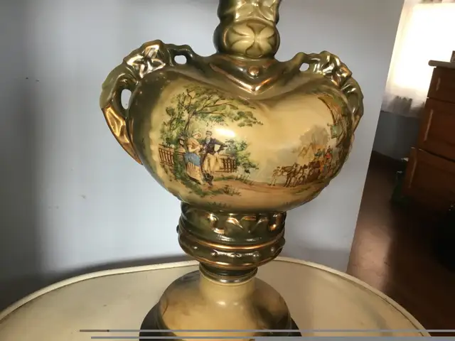 Vintage Porcelain Table Lamp in Indoor Lighting & Fans in Mississauga / Peel Region - Image 5