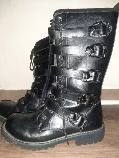 Bottes avec boucles, View more