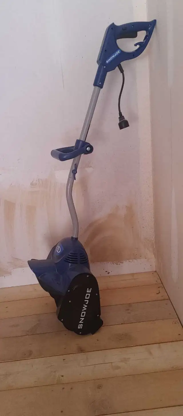 Snow Joe Snow blower in Snowblowers in Oakville / Halton Region - Image 2