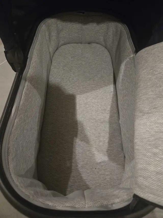 Uppababy Vista V2 Bassinet Never used.  in Strollers, Carriers & Car Seats in Edmonton - Image 5
