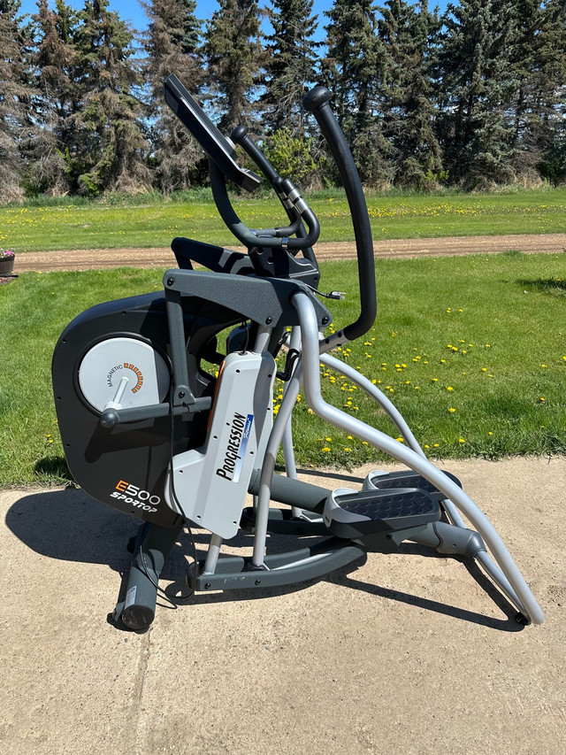 E500 SPORTOP PROGRESSION FITNESS ELLIPTICAL in Exercise Equipment in Strathcona County