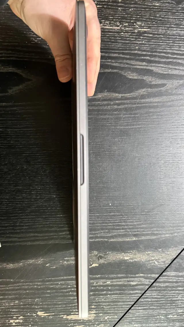 2017 MacBook Pro 4-Port + Monitor & Accessories in Laptops in City of Montréal - Image 9