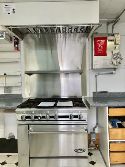 18’ Commercial Kitchen Trailer – Fully Equipped & Operating in the Niagara Region– $31,900 OBO Condi...