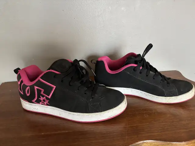 DC women’s shoes size 8 in Women's - Shoes in Sarnia - Image 2
