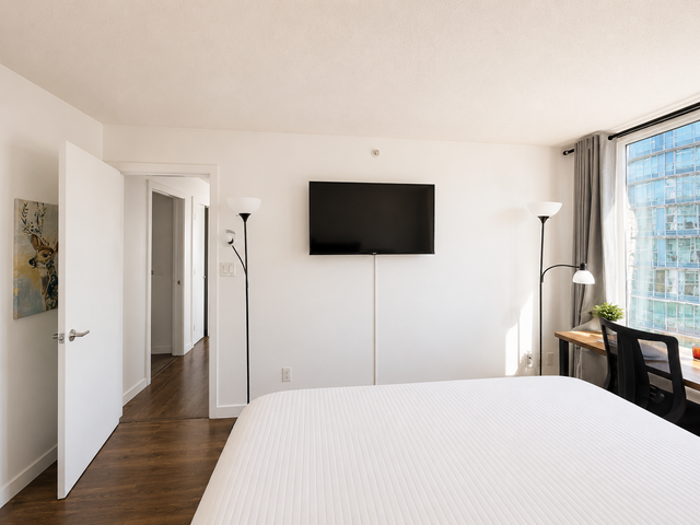 Downtown Vancouver Apt – Sleeps 7 – Pool & Jacuzzi – July 17-18 in Short Term Rentals in Vancouver - Image 11