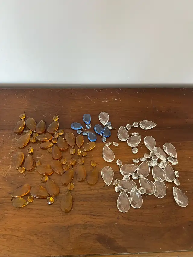 VINTAGE - CHANDELIER LAMP SHADE LIGHT PRISMS - 3 COLOURS  2 BAG  in Indoor Lighting & Fans in Belleville - Image 2