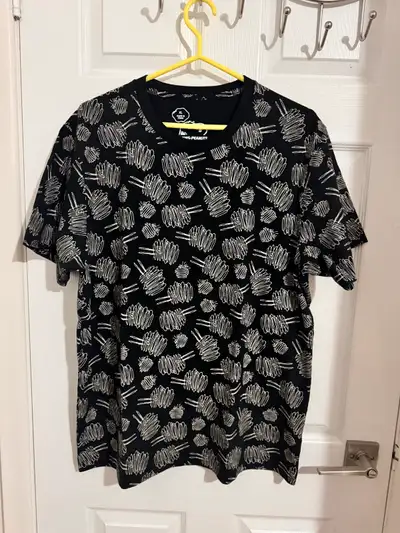 Kaws x Uniqlo x Peanuts Dust Cloud All Over Tee (XL) Condition: in excellent condition. Price: 75 ca...
