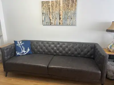 Ce set de salon ou salle de séjour comprend un canapé en cuir gris foncé et un fauteuil assorti, par...