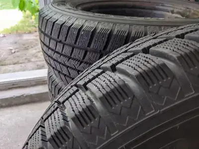 Pneus presque neufs et très peu utilisés.