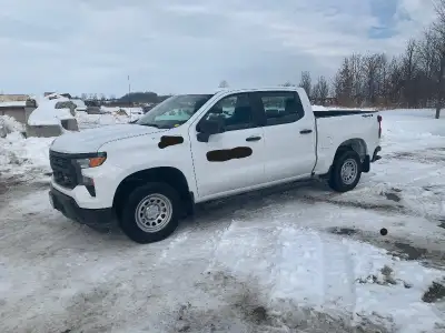 5.3 liter V8 4x4 engine True crew cab and 6.5 foot box. Only 18008 KM Trailer capability Vehicle in...