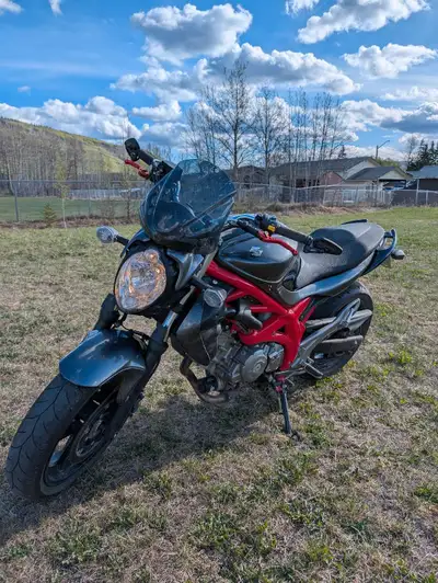 2013 suzuki sfv 650 -lithium battery -slip on exhaust -bar-end mirrors -aftermarket levers -Givi win...