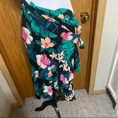 Size 1x New with tags 96% rayon 4% spandex Comes from a small dog friendly home