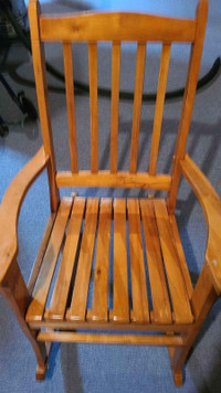 Chaise en bois,qui berce bien, pour adulte ,impeccable solide