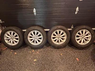4 pneus et 4 mags comme neuf. Très peu roulé Pneus hiver Pirelli ice zero 17 pouces 235 65 17 Les ma...