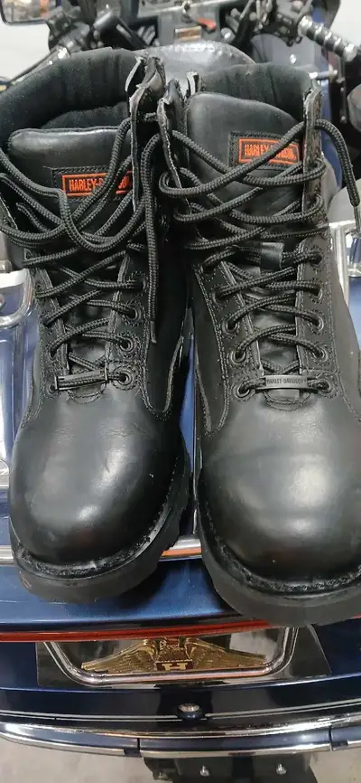 Selling a pair of motorcycle boots Size 9.5 Zippers on side to put them on easier. Made by harley da...