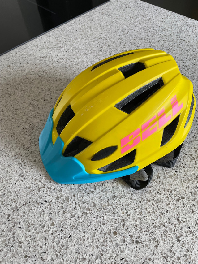 Bell Bike helmet size small in Clothing, Shoes & Accessories in Gatineau