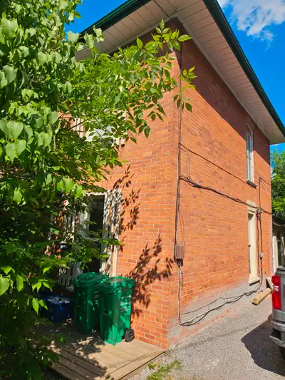 2 BDR apartment - On Trent Bus Route - Avail. Aug. 1 - $1600++