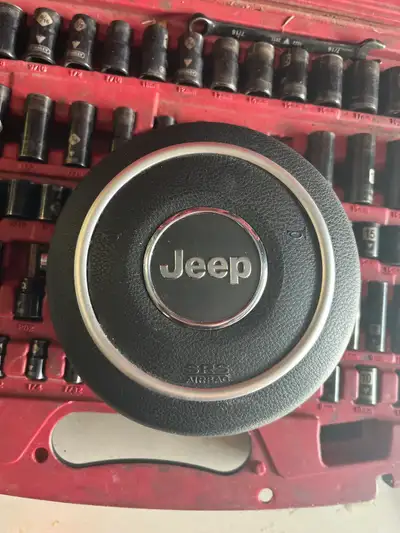 Jeep Grand Cherokee 2011-2013 Steering wheel airbag. Black Value 2000$+taxes Fits also Dodge Durango...