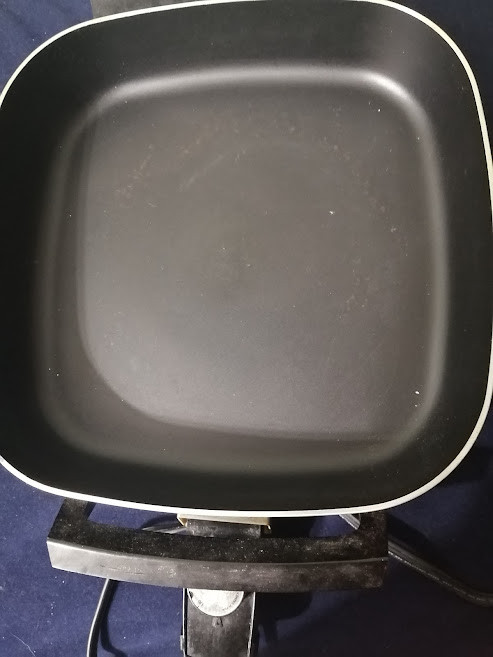 ELECTRIC NON STICK DEEP PAN WITH LID in Kitchen & Dining Wares in St. John's