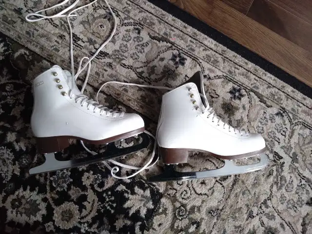 Figure skates size 6 in Skates & Blades in Gatineau - Image 2