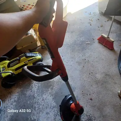 Keep your lawn looking sharp with this reliable pre-owned Black & Decker 18V cordless string trimmer...