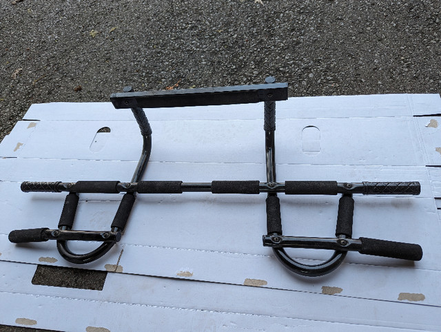 Never used doorway Pull Up Bar, Portable Chin Up Bar, Multifunct in Exercise Equipment in Markham / York Region - Image 2
