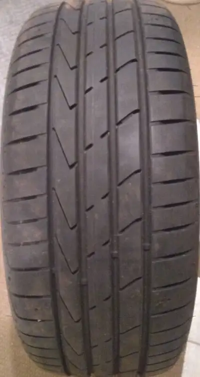 UN SEUL pneu d'ÉTÉ à vendre. Il a été acheté pour remplacer temporairement un pneu usé. Usure du pne...