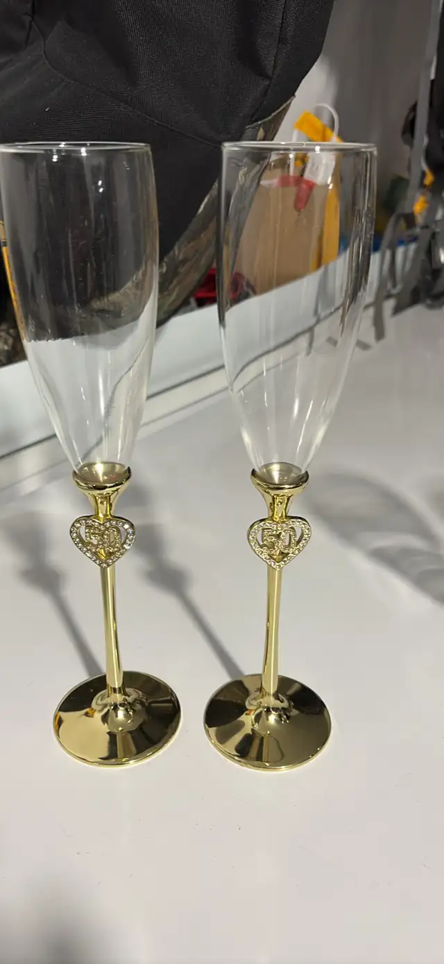 Deux coupes à vin 50e anniversaire in Kitchen & Dining Wares in Trois-Rivières - Image 2