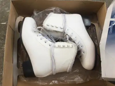 AMAZING DEAL-JACKSON Women's figure skate size 5- White, View more