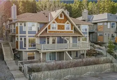 Enjoy the panoramic Valley and Mountain views from this bright well upgraded 2 bedroom and 2.5 bath...