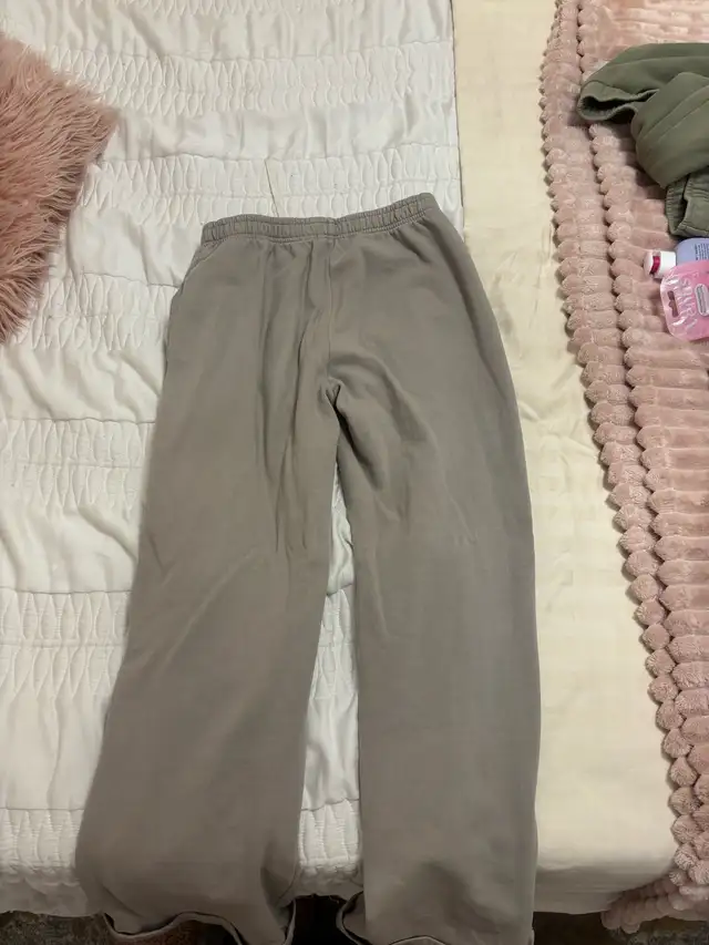 Brandy Melville Sweatpants  in Women's - Bottoms in Markham / York Region - Image 3