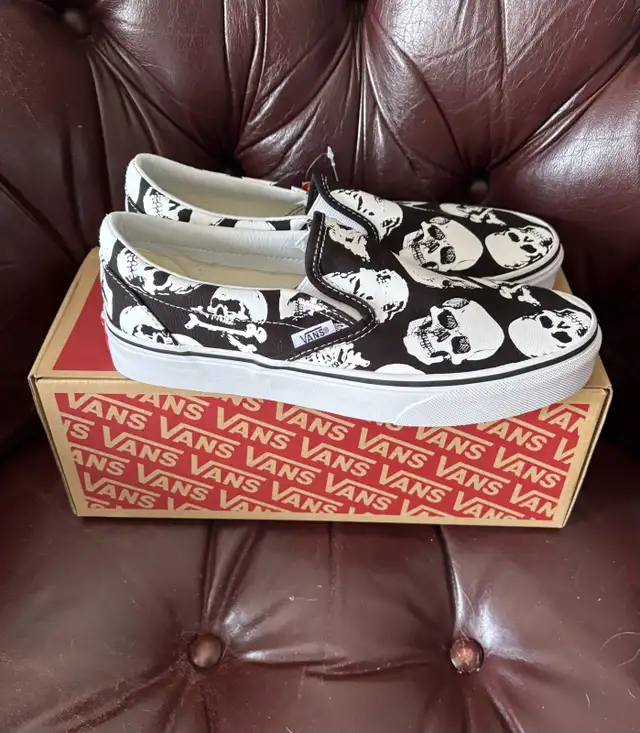 NEW in Box Skull Halloween Vans Slip-On Shoes VNOA38F7HOB sz 8.5 in Women's - Shoes in Calgary - Image 6