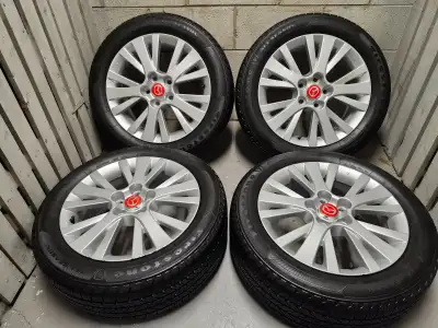 New-like condition installed just once for a month covered around 4000 km only 17x7J Offset 55 215/5...